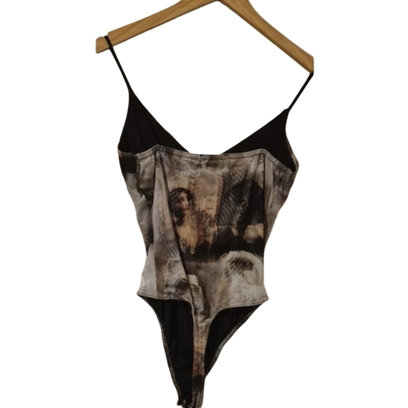 PrettyLittleThing Nude Mesh Abstract Renaissance Print Cup Detail Bodysuit - Picture 4 of 5